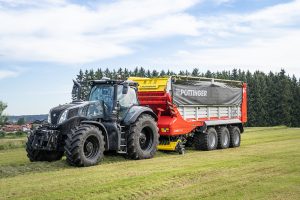 Hakselaar of kortsnijdende opraapwagen bij het inkuilen van gras.