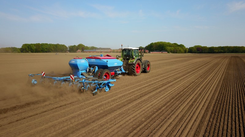 Precisiezaaimachine LEMKEN Azurit met DeltoRow-techniek in de proef van de Osnabrück University of Applied Sciences