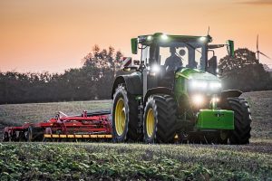 John Deere's 7R 350 AutoPowr is Tractor of the Year op EIMA 2021