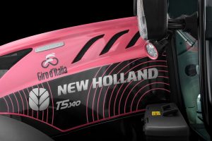 New Holland-tractor draagt leiderstrui tijdens Giro d’Italia