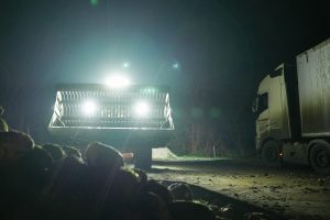 S ’avonds bieten laden met de Volvo L90H