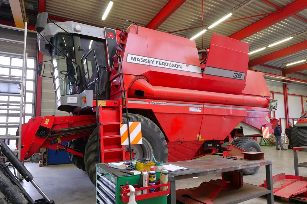 Rondje werkplaats bij...Combine Centre Barendrecht Mechanisatie