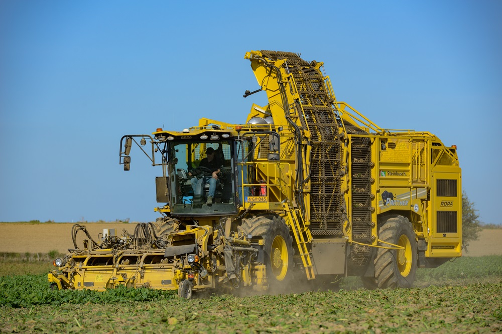 Limburgse akkerbouwer werkt met bieten- en aardappelrooier van Ropa