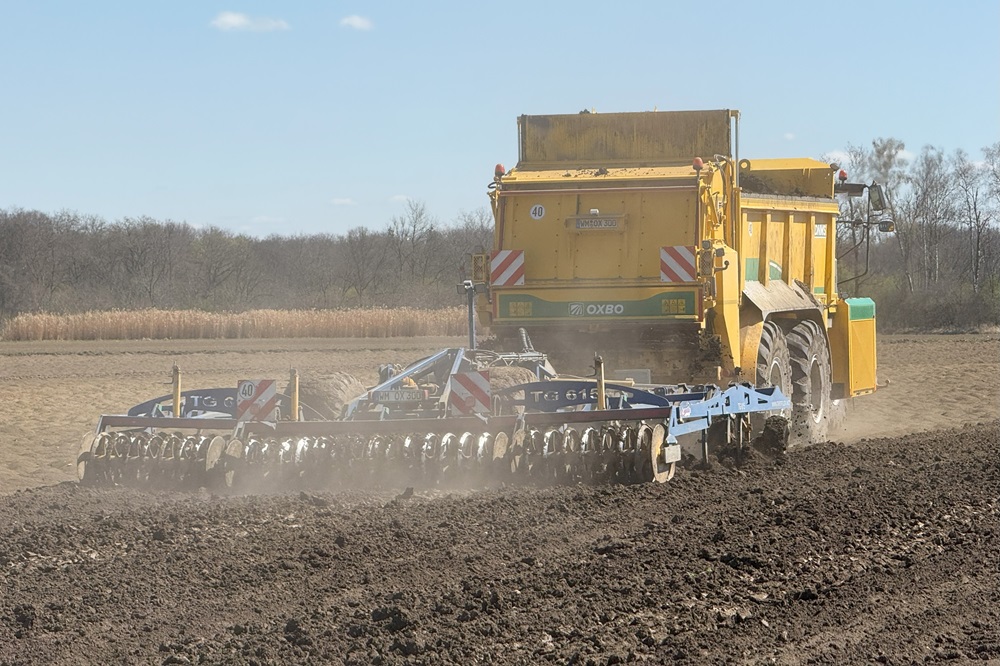 Oxbo AT5105 meststrooier met getrokken cultivator