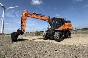 Develon onthult nieuwe reeks elektrische graafmachines op TKD 2025