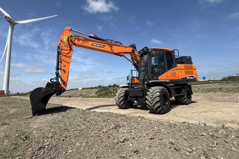 Develon onthult nieuwe reeks elektrische graafmachines op TKD 2025