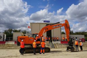 Industrie-demo voor nieuwe Develon-9 serie rupsgraafmachine