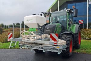 Tijdens de komende editie van de Agritechnica in Hannover pakt Zocon uit met een reeks innovaties. Blikvanger is de geheel nieuwe Zocon Zaaiboom, die in Hannover haar primeur beleeft. Daarnaast toont de fabrikant uit Joure diverse doorontwikkelingen op het gebied van zaaitechniek, wiedeggen en vegen.