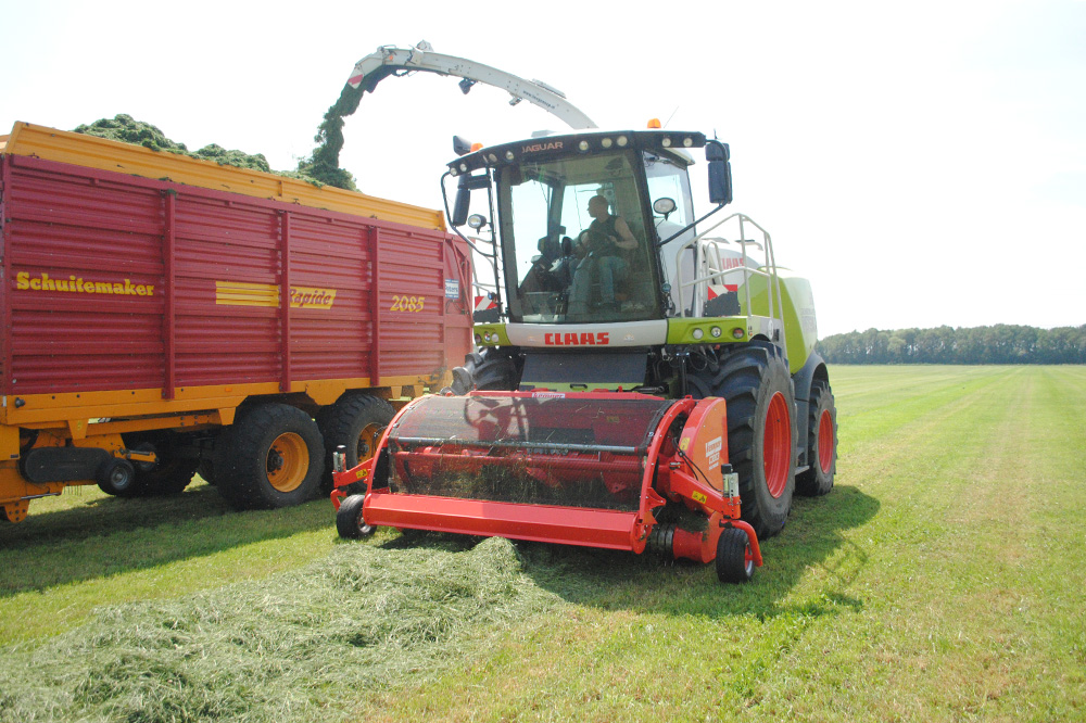 Opraapwagen of hakselaar: wat bepaalt de keuze voor grasoogst? 