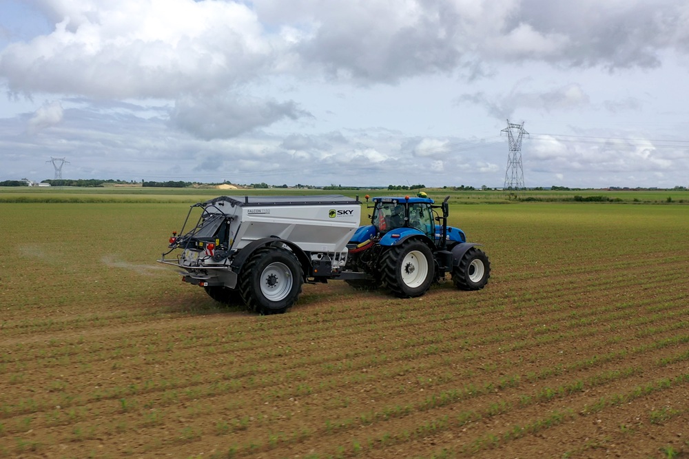 Falcon T, nieuwe getrokken strooiers van Sky Agriculture