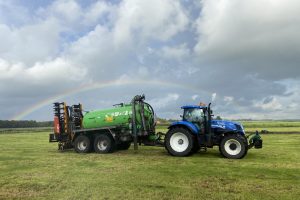1000 NL Lukas Minkema - New Holland T7.250 met een Joskin 12 M3 mesttank [loonwerk]