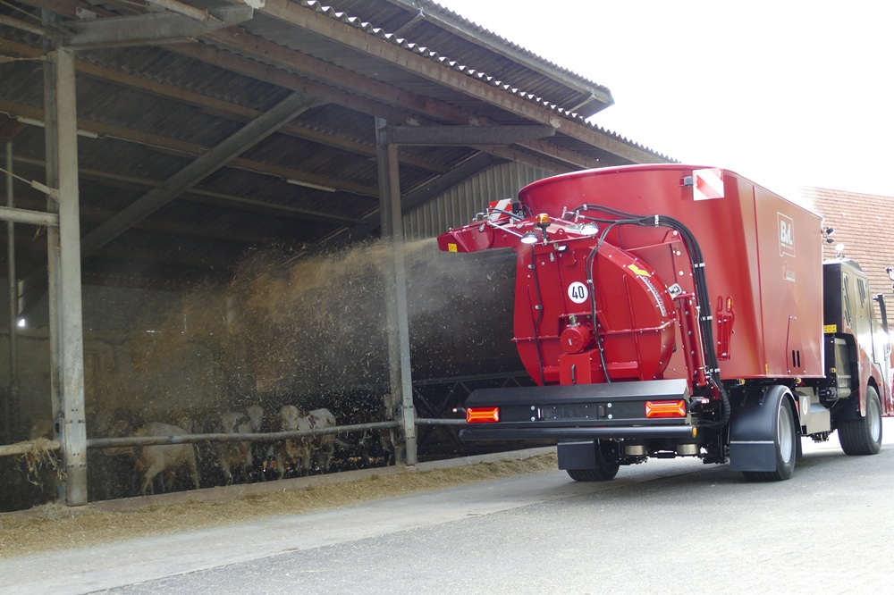 BvL combineert zelfrijdende voermengwagen met stroblazer