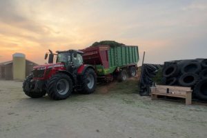 Massey Ferguson 8732 trekt unieke Strautmann
