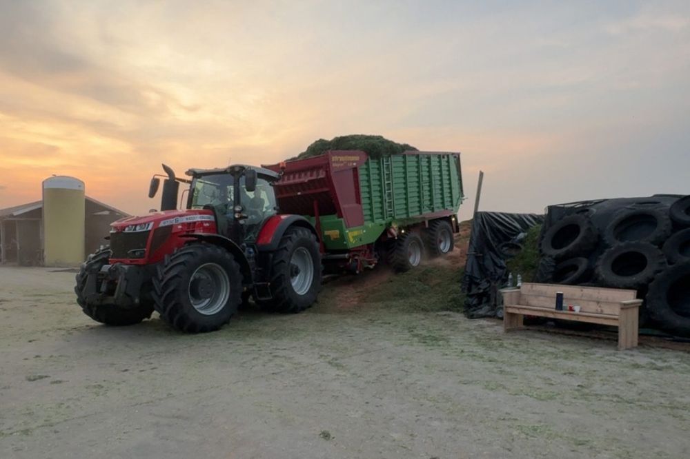 Massey Ferguson 8732 trekt unieke Strautmann